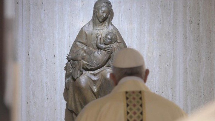 البابا يصلي من اجل لمعل مون والط ل اب مطرانية الروم الملكيين الكاثوليك الجليل