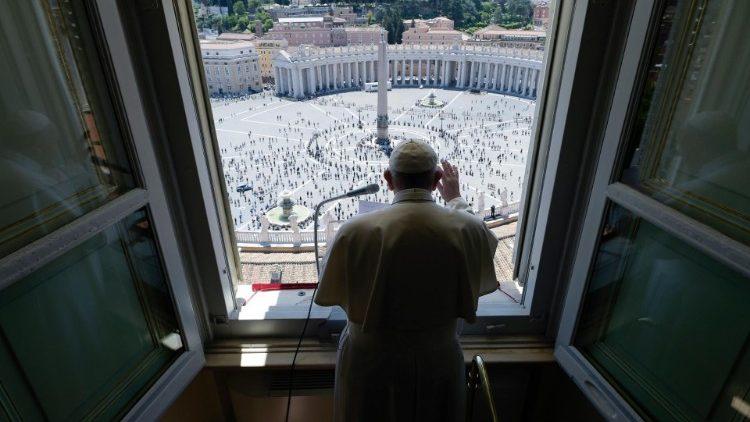 البابا فرنسيس يتلو صلاة افرحي يا ملكة السماء  (Vatican Media)