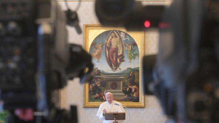 البابا فرنسيس يتلو صلاة افرحي يا ملكة السماء  (Vatican Media)